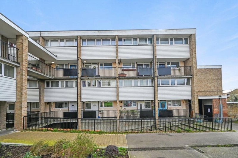 Lease extension case study for a flat on Blossom Lane, Enfield EN2