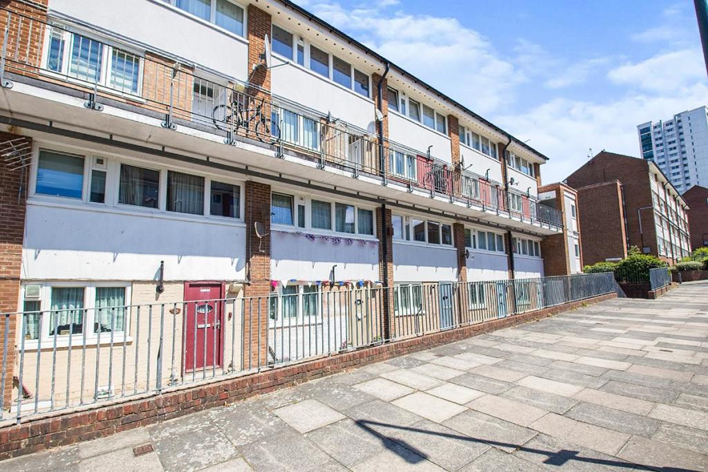 Lease extension case study for a flat on Glyndon Estate, Plumstead SE18