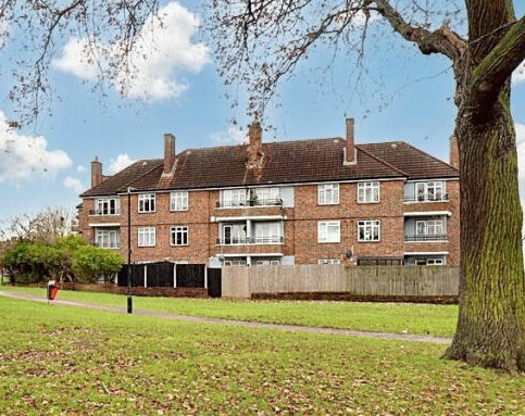 Lease extension case study for a flat on Kingsbridge Circus, Romford RM3