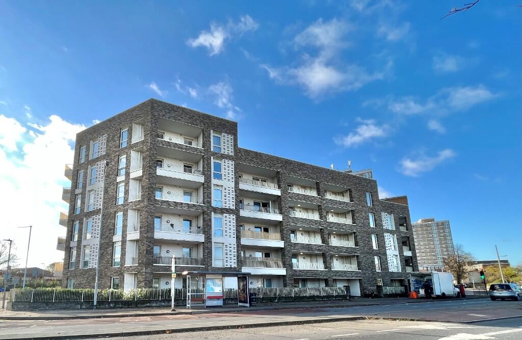 Lease extension case study addressing ground rent issues for a flat on Rainham Road North, RM10